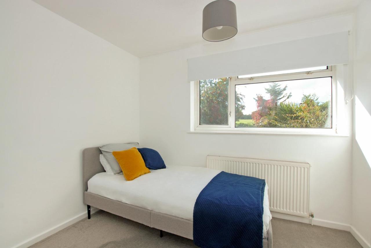 Entire 3 Bed House - Affordable Group Accommodation - Free Parking & Wifi Luton  Extérieur photo
